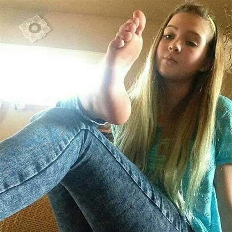 girlfriend feet lick